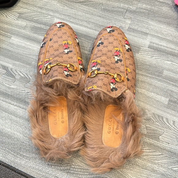 Gucci x Disney PRINCETOWN mule slide with Mickey Mouse and lamb wool lining - Picture 10 of 10